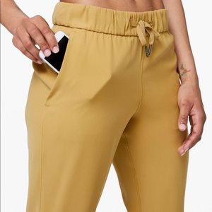 Lululemon On the Fly 7/8 Pant *Woven 4 Gold